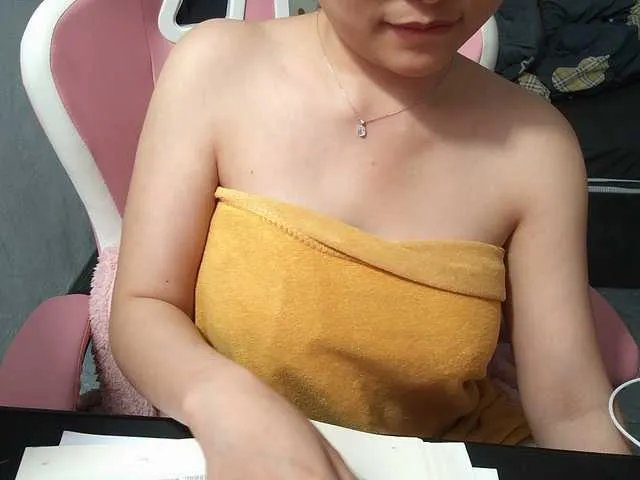 Julia98 — imagine the DOMI vibrator is your cock and I ride it, pumping it up and down hard and squirting,need 5tk to start the vibrator