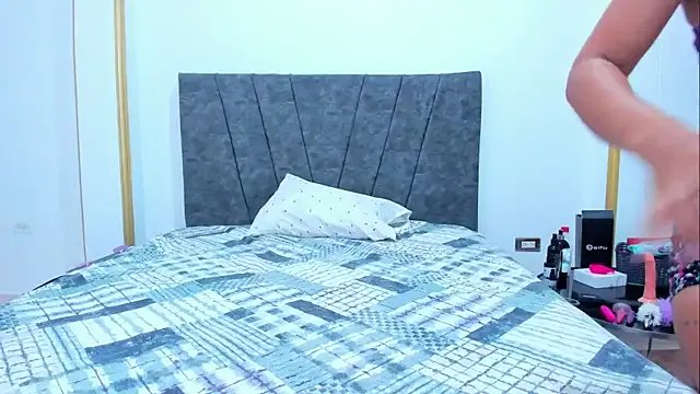 bella-black on StripChat 