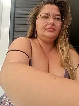 BellaMonella88 on StripChat 